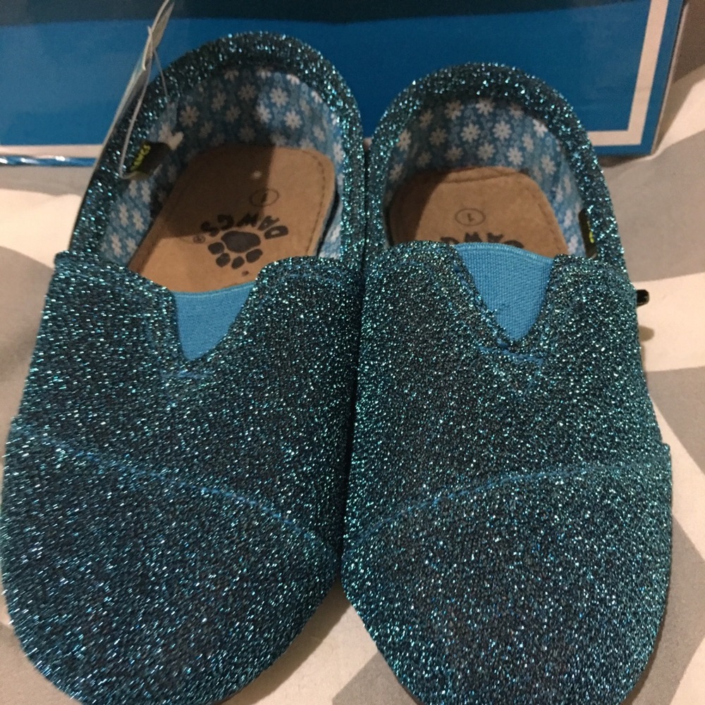 Brand New/tags girls Dawgs slip on shoes